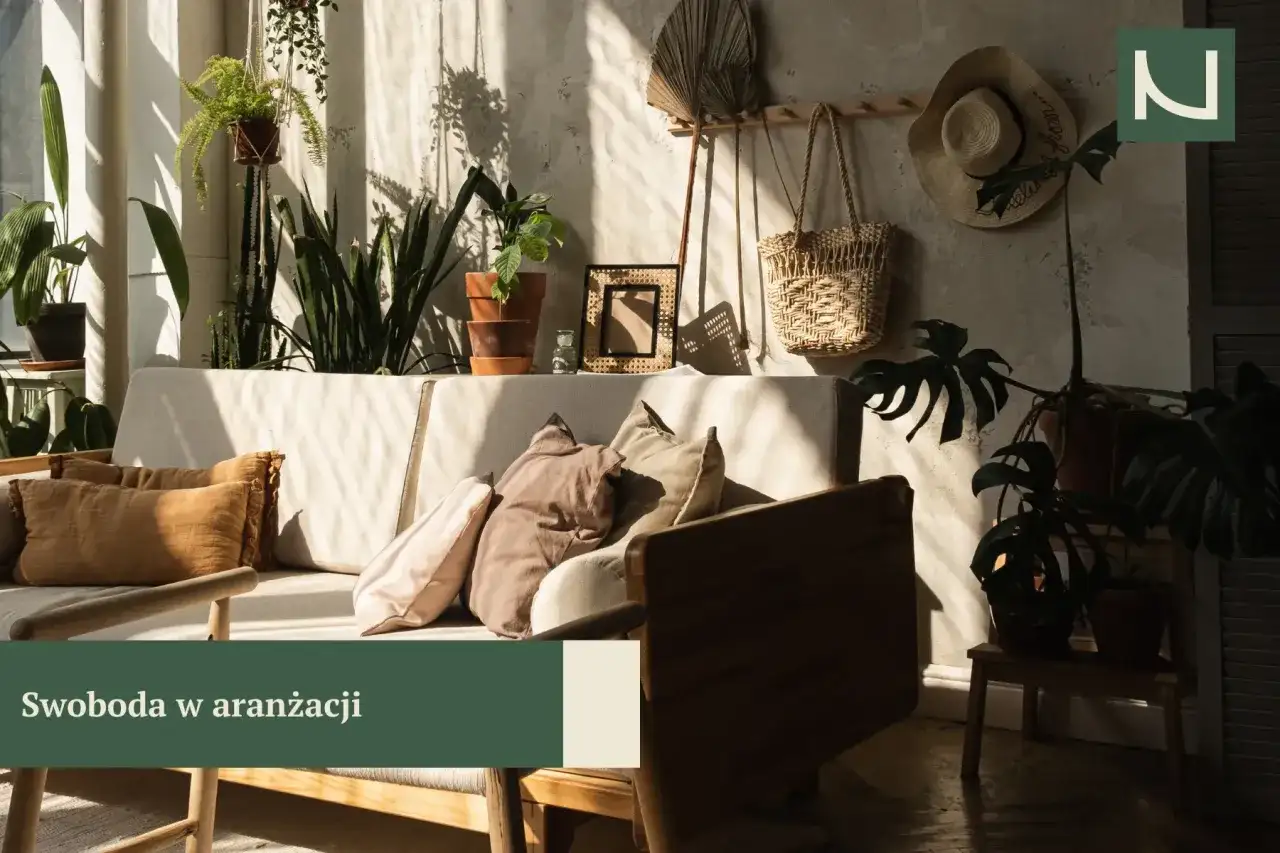 Przytulny salon boho z dużą ilością roślin, plecionymi dodatkami i słonecznymi promieniami.